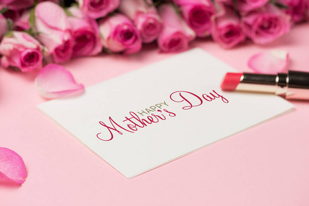 母亲的一天。用粉红玫瑰卡