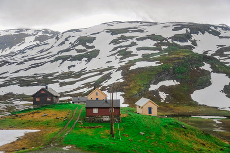 挪威，绿色的小山和山的风景美丽的山水风光景色部分覆盖着雪
