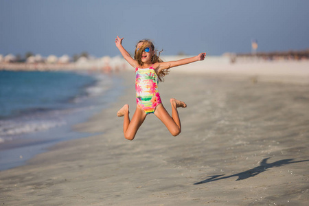 快乐的孩子跳在异国情调的热带海滩暑假。在海边度假, 与年幼的孩子团聚。孩子们在海边玩耍