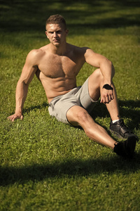 在晴朗的日子, 运动员坐在绿草上