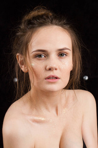 画室肖像，一个年轻的女孩，在黑色的背景