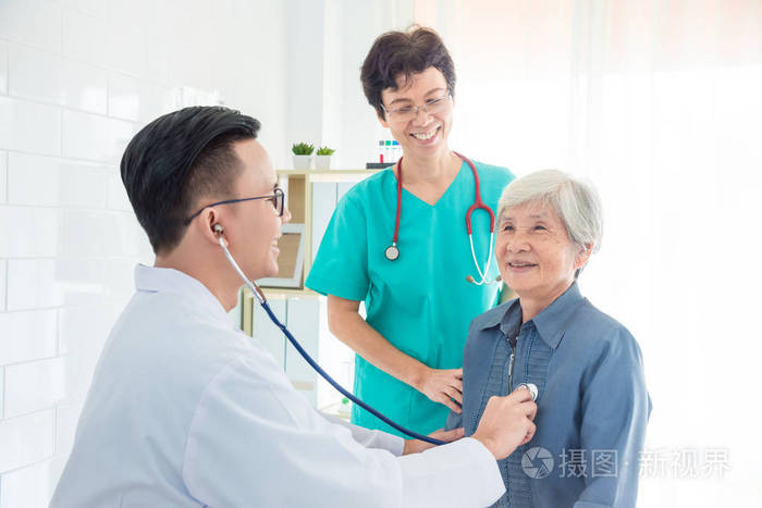 医生用听诊器在医院检查病人心跳