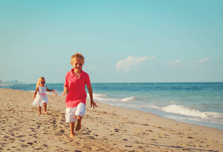 小男孩和女孩在海滩上跑