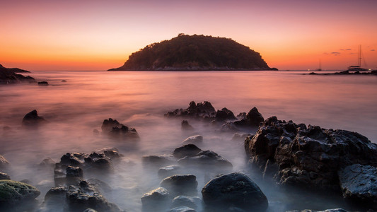 美丽的海景。海和岩石 Yah nui 普吉岛海滩