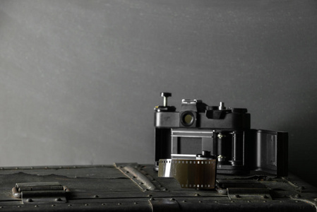 旧复古相机和35毫米胶片在墨盒上的老式背景