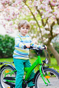 可爱小小孩男孩驾驶他的第一辆自行车或 laufrad