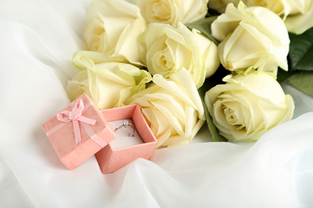 带环在礼品盒中的白玫瑰