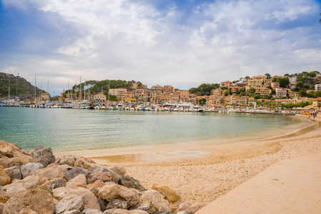 西班牙 Soller 的马略卡岛港。美丽的海滩和海湾与小船在清楚的蓝色水夏天天