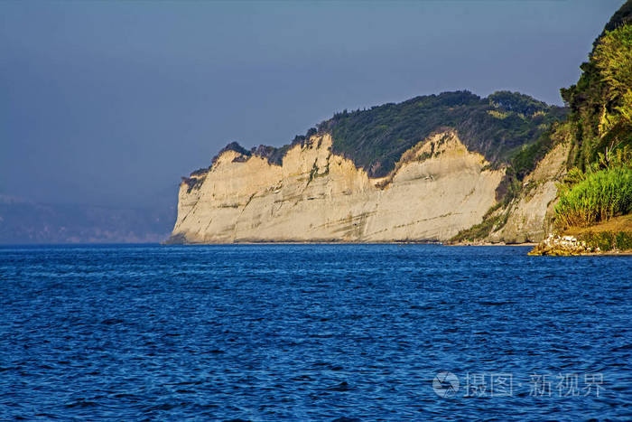 爱奥尼亚海科孚岛岩石海滩和海崖的景色