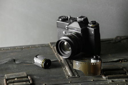旧复古相机和35毫米胶片在墨盒上的老式背景