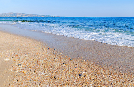 沙滩和波在希腊 萨索斯岛 Tripiti