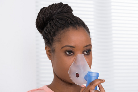 年轻女子使用氧气面罩图片