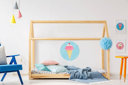 冰淇淋海报上墙上的现代五颜六色的卧室内部与木制 Diy 床