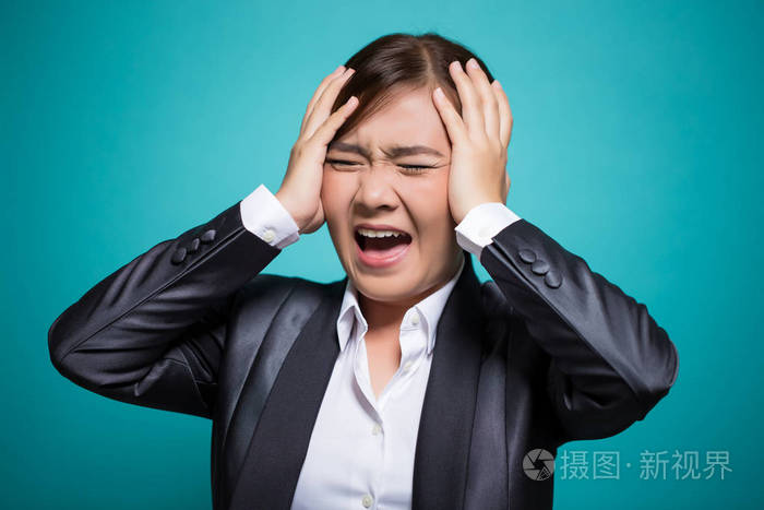 愤怒的女人尖叫