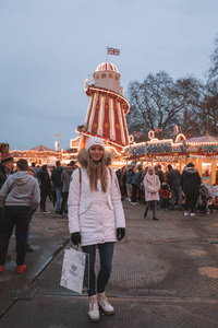 伦敦, 英国2014年11月30日 莱斯特广场传统的娱乐博览会与凳子, 卡鲁塞尔, 中小企业的胜利和圣诞活动。女孩享受圣诞节