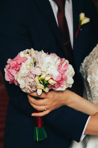 新娘保持她的婚礼花束图片