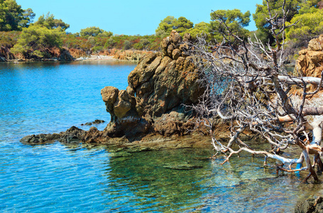 早上爱琴海海岸，遮阳伞和希腊