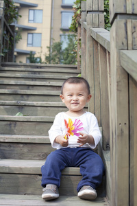 快乐学汉语小男孩在楼梯上玩玩具