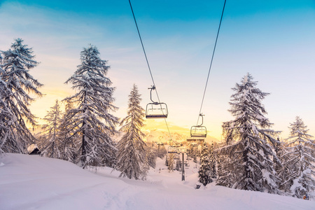 冬山全景与滑雪斜坡和滑雪升降机