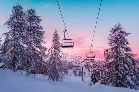 冬山全景与滑雪斜坡和滑雪升降机