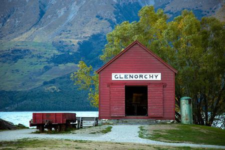 新西兰 Glenorchy 南岛瓦卡蒂普湖附近的红船屋
