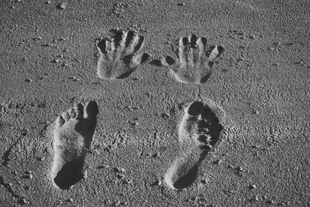 手掌, 手指, 脚, 脚趾痕。假期旅行流浪人类印记, 版画, 在沙地表面的痕迹