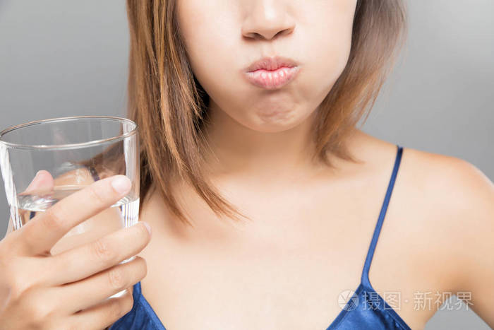 健康快乐的女人漂洗和同时使用漱口水漱口