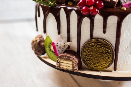 巧克力蛋糕和蛋糕。浆果 水果 草莓的蛋糕。顶尖 view.colorful 蛋糕，美味蛋糕 五颜六色的冰淇淋 糖果，木制