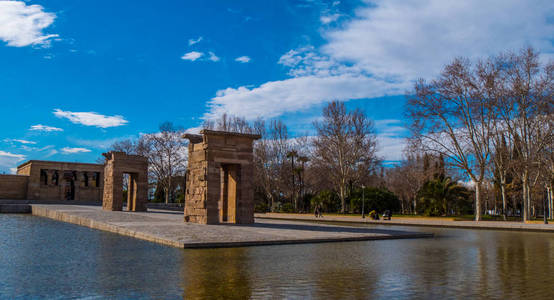 美妙的公园与 Debod 寺庙在马德里叫 Templo de Debod