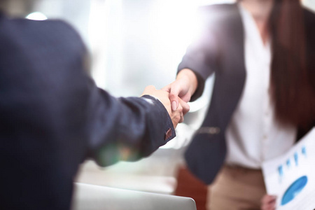 关闭了视图的业务伙伴关系握手的概念。两个商人握手过程的照片。交易成功后伟大的会议