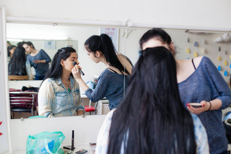后台的场景 专业化妆师做镜子附近上班的魅力模型化妆