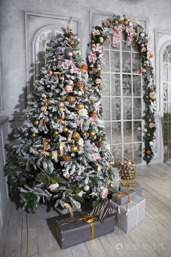 美丽游玩口巴装饰圣诞树的房间