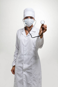 友好的女医生用听诊器在白色的肖像