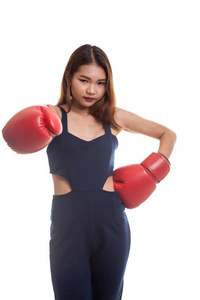 年轻的亚裔女子和红色拳击手套