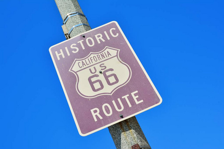 历史加州路线 66 路标在蔚蓝的天空