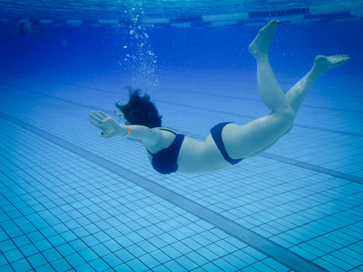 妇女跳水在游泳池图片