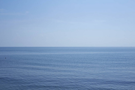 蓝天上蔚蓝的海浪和天空