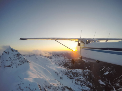 飞机飞越美丽的加拿大景观, 在一个充满活力和丰富多彩的日落。在加拿大不列颠哥伦比亚省温哥华附近拍摄