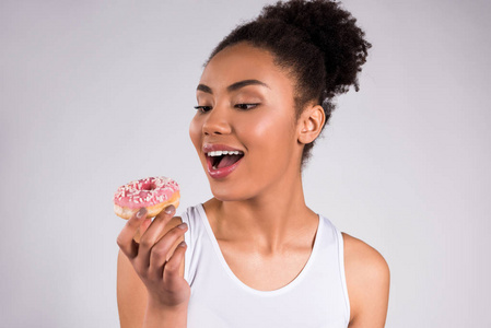非洲裔美国女孩吃甜甜圈分离