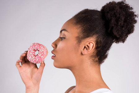 非洲裔美国女孩吃甜甜圈分离