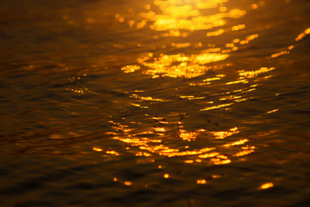 湖上日落时水的金色倒影