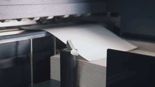 印刷机在印刷生产线上采取行动的纸页
