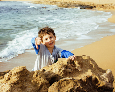 小可爱男孩在海岸上