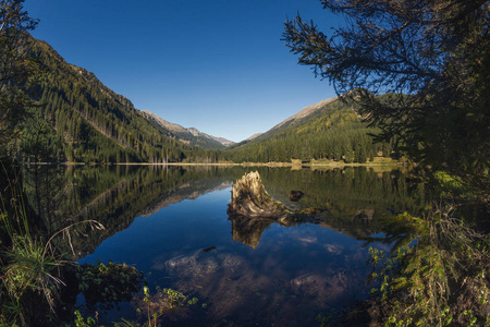 在湖 Ingeringsee 在奥地利与蓝蓝的天空