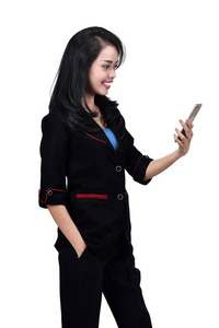 用手机站在白色背景下的亚洲商业女性形象