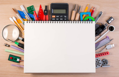 笔记本在学校用品或学校桌上的办公用品。背景与文本副本空间与学校或办公室材料