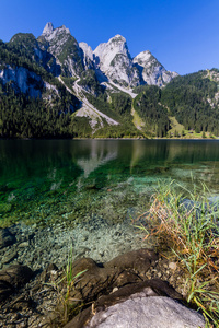 美丽的高山湖泊的景色