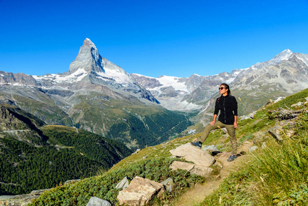 洛文兹麦特洪在瑞士策尔马特美丽的风景徒步旅行者