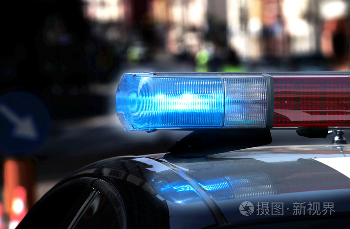 警察巡逻车与闪烁的灯和警笛在 n