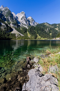 美丽的高山湖泊的景色